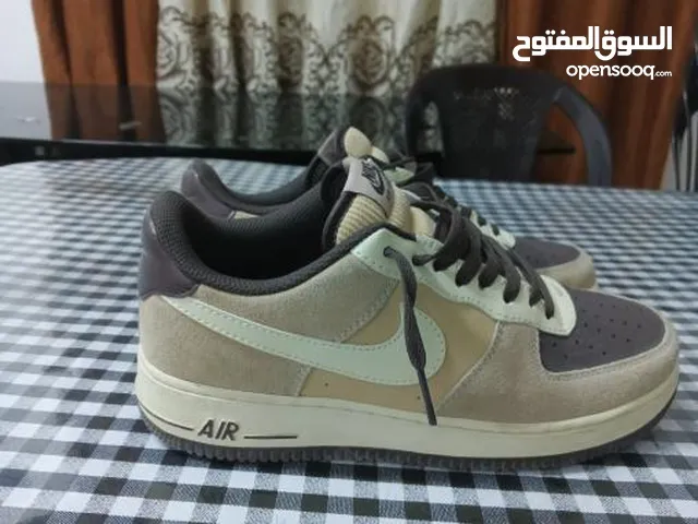 حذاء نايكي كواليتي عاليه جدا سبب البيع النمره كبيره