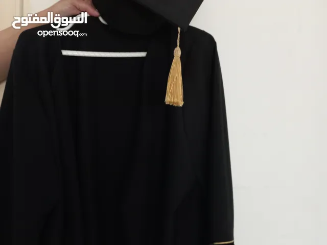 روب التخريج لون اسود سعر 6 دنانير
