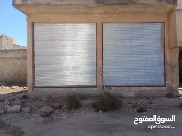 مخزنين للاجار ع طريق الستين غرب دير بعلبة تبعد عن طريق الستين 10متار