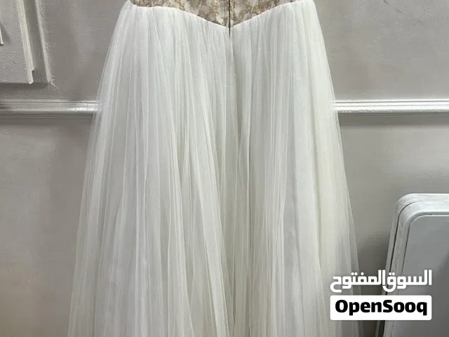 فستان ابيض مستعمل بحاله جيده