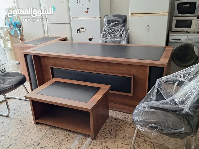 مكتب اجنبي فاخر مقاس 220/90 مع كراسي انتظار 2 وكرسي مدير طبي وطاولة ضيوف وملحق جانبي بحالة الوكالة