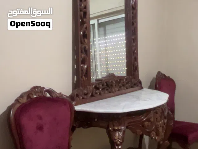 كونسول حفر يدوي مصري مع رخام إيطالي ثقيل ومع كرسيين حفر بلون الخمري شبه جديد