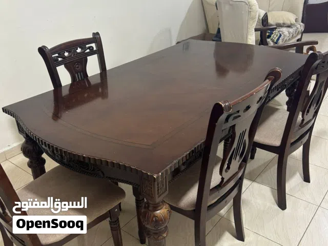 مع سجاد وبردايه وطاوله وكل اغراض الغرفه مستعمل بحاجه صيانه خفيف