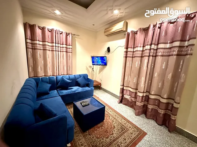 شقة غرفة وصالة مساحة واسعة (بدون شيكات) بالغبرة الشمالية قريب 18 نوفمبر خلف نفط عمان