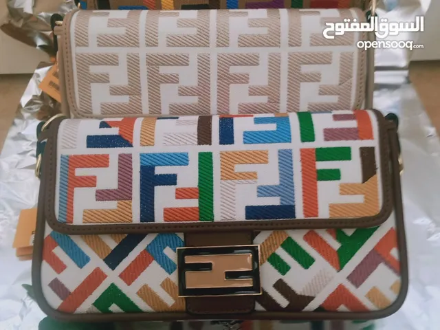 شنط يد متنوعة أسامي ماركات متنوعة ألوان مختلفة مقاسات مختلفة رائعة لمنها يهمها الأمر