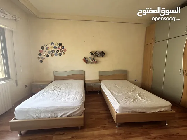 غرفة نوم كاملة لشخصين خشب لامينيت ، مستعمل بحال الجديد من جوايكو مع فرشات ريتشموند