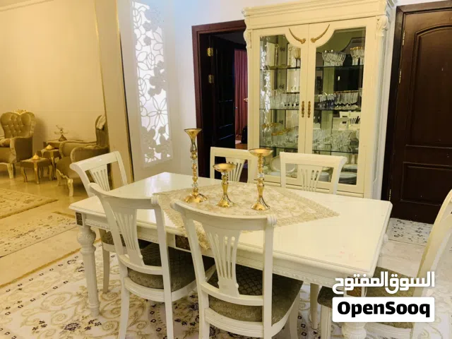 طاولة طعام مع 6 كراسي و بوفيه