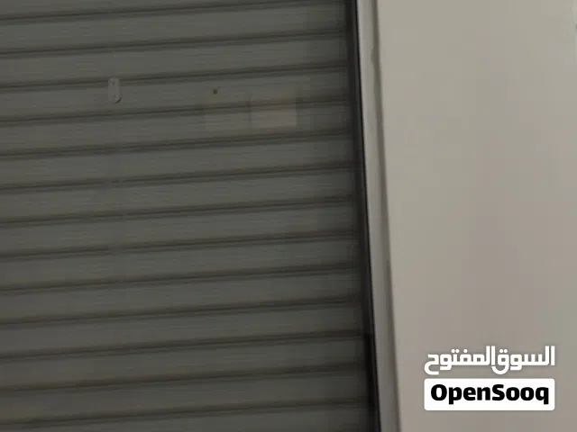 مخازن بمساحة واسعة جيدة لتخزين البضاعة وبناء جديد