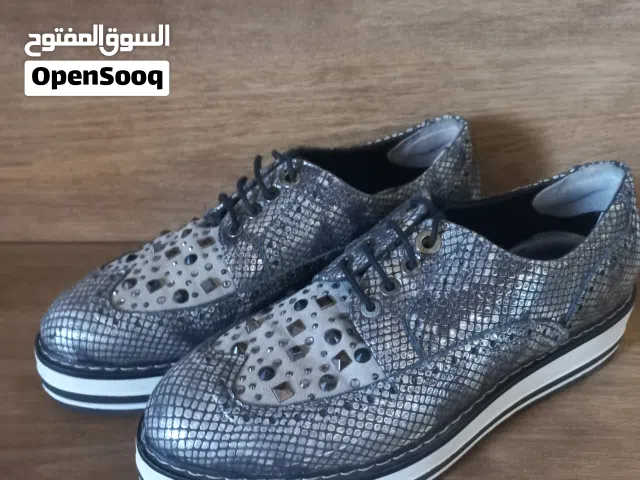 أحذية ستاتي ماركات فخمة بحال الجديد استعمال شخصي