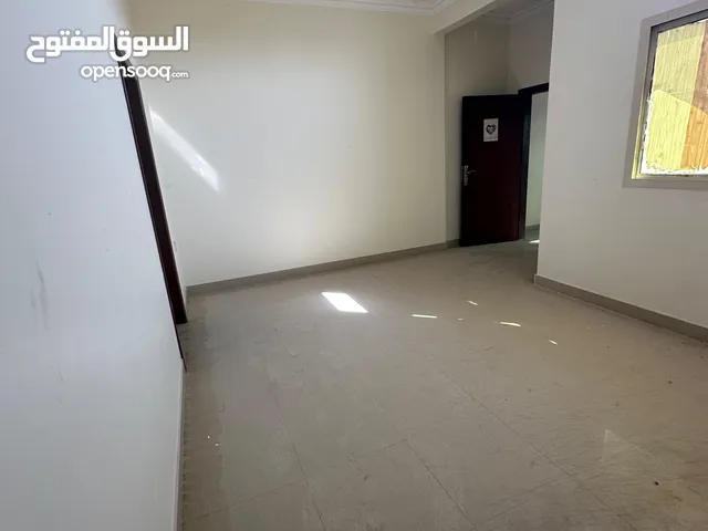 شقة للايجار في الحد شامل الكهرباء والماء قرب الخدمات والمدارس غرفتين/ حمامين/ مطبخ/ صالة السعر