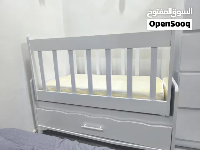 كاروك أطفال خشب أبيض (بحالة ممتازة) مع المندر ومجر سفلي كبير للبيع