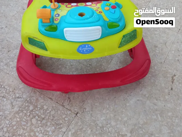 عربايه اطفال مدوره لها درجات تعلايه  وطوطايه شغاله ميه ميه نوعيتها من العظم والبلاست ولها دعمات  تقف