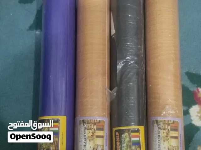 تُعد رولات لاصق الجدران (ورق الجدران ذاتي اللصق) حلاً ذكياً وسريعاً لتجديد ديكور منزلك أو مكتبك