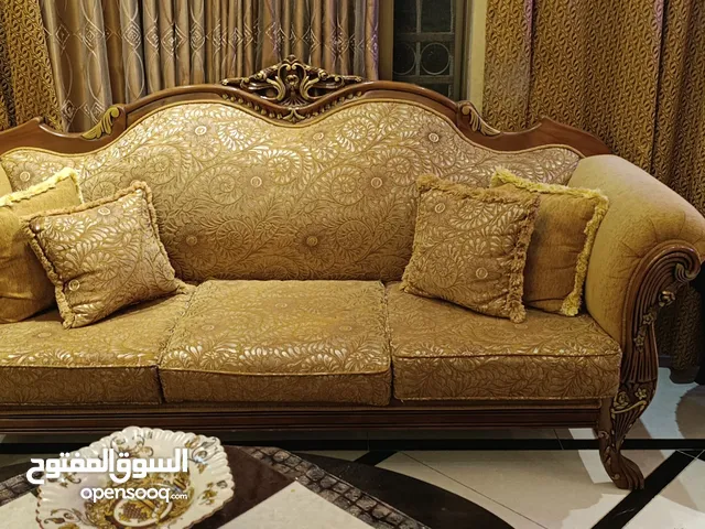 طقم كنب غرفة ضيوف 9 مقاعد بحالة جيدة خشب ثقيل ومتين وفرش نظيف للبيع. منطقة أبو نصير.