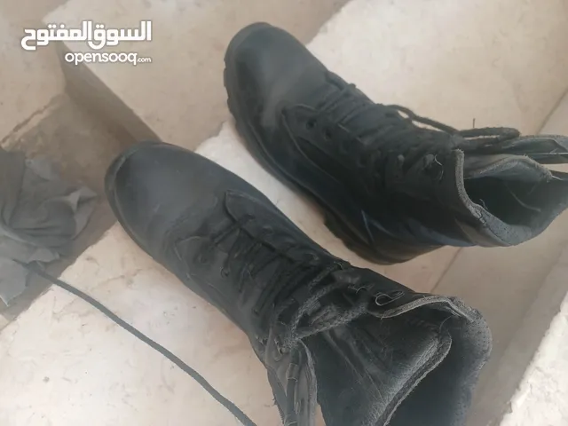 بسطار نمرة 43 نظيف مغيرلو سحاب جديد 4 دنانير