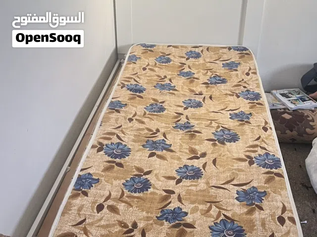 سرير فردي ابيض