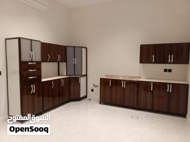 طقم 5 أمتار و70 سم  المقاسات: 315 × 255 سم  السعر: 2000 ريال  رخام بيج  رخام رمادي: 2200 ريال  في حا
