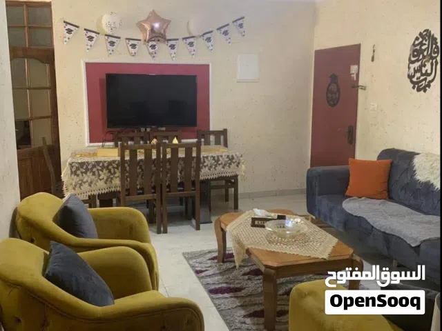 إعلان شقة للبيع في رام الله شارع بكدار ام الشرايط ثلاث غرف نوم وحمامين وصالة وصالون ومطبخ وساحة خارج