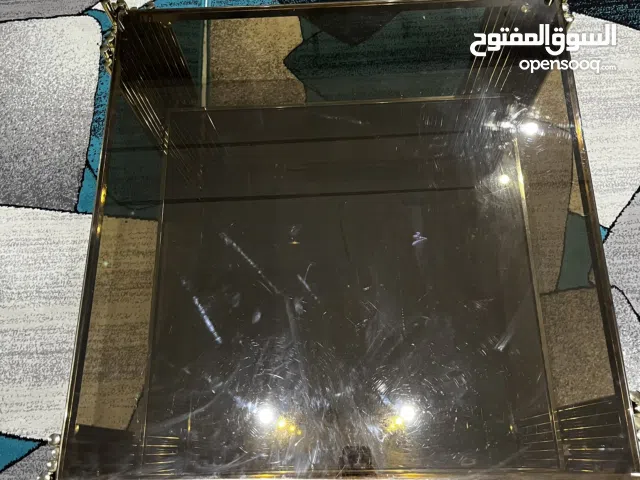 ترابيزا لغرفه المعيشه بحاله ممتازه ألون ذهبي والزجاج عسلي