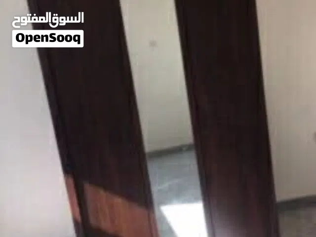 خزانة ملابس وكرسى للببع  بحاله ممتازه