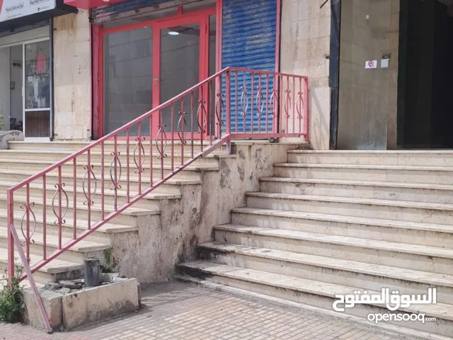 محلين بمنطقة مميزة للايجار