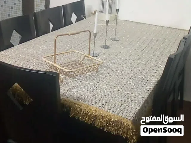 غرفة سفرة فخمة مع طاولات سيرفس جانبية