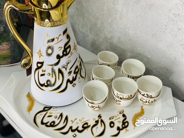 دلة جميلة جدا نوعية فاخرة وثقيلة يمكنك كتابة عليها يتوفر معها صينية