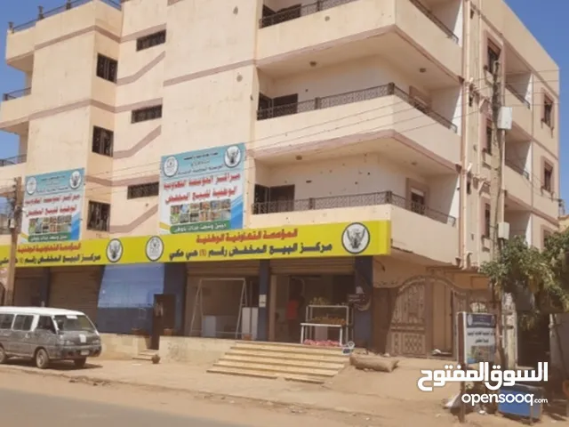 عمارة إستثمارية تفتح على ش الوادى جنوب تقاطع ش الوادى مع ش سوق ام درمان فى حى السيد المكى للإيجار