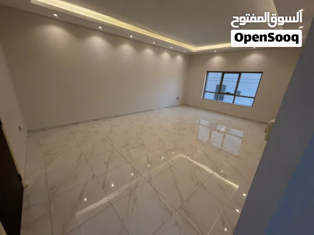 غرفتين  وصالة 2 حمام تاني ساكن تكييف مركزي كورنيش عجمان