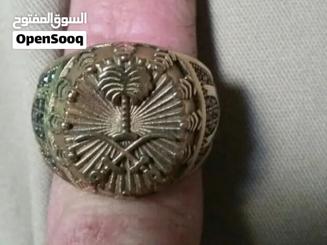 خاتم من معدن التنغستين المقاوم للخدش محفور عليه شعار المملكة العربية السعودية مطلي ذهب صناعة امريكية
