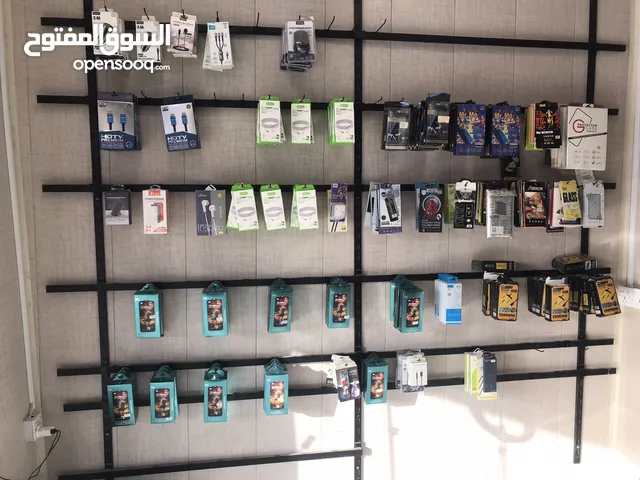 محل هواتف للبيع كامل مع كل شي