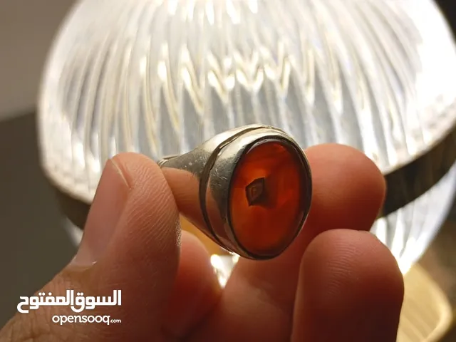 خاتم عقيق يماني ناري ونادر يوجد عليه هرم ومن الجهه الاخرى عين من النور فضة صياغة يدويه سعره 150 الف