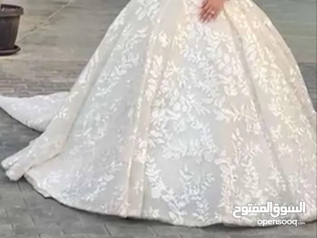 فستان زفاف مع كامل ملحقاته و الطرحه