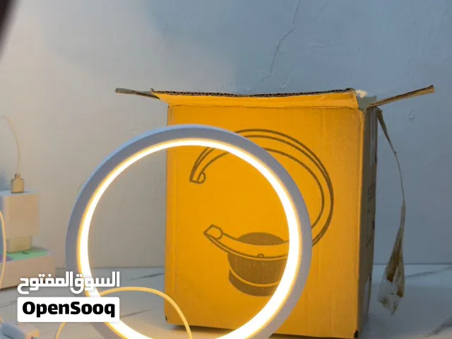 هذا المنتج هو مصباح طاولة LED دائري بتصميم عصري يستخدم للإضاءة