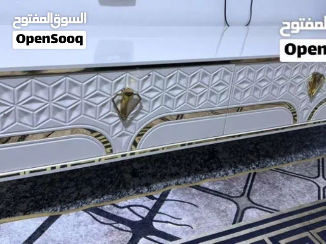 ميز تلفزيون