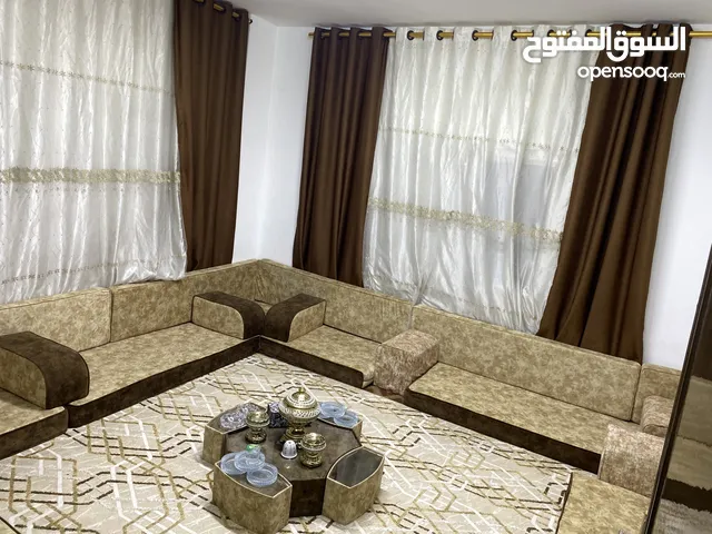 للبيع 6 فرشات 6 مراكي 6 مراكي ظهر + طاولة