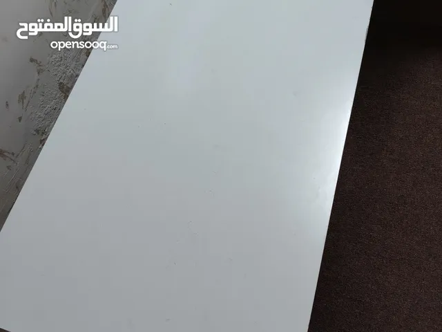طاولة بحالة جيدة جدا لون ابيض