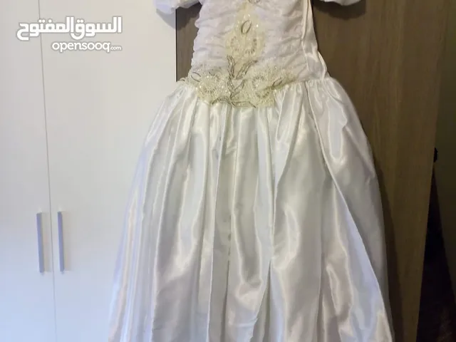 فستان زفاف ابيض كلاسيكي