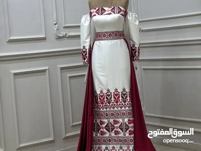 تطريز يدوي اثواب وبراويز وساعات وتوزيعات وكتابة بالتطريز على البلايز وصواني مطرزة ومرايات مطرزة