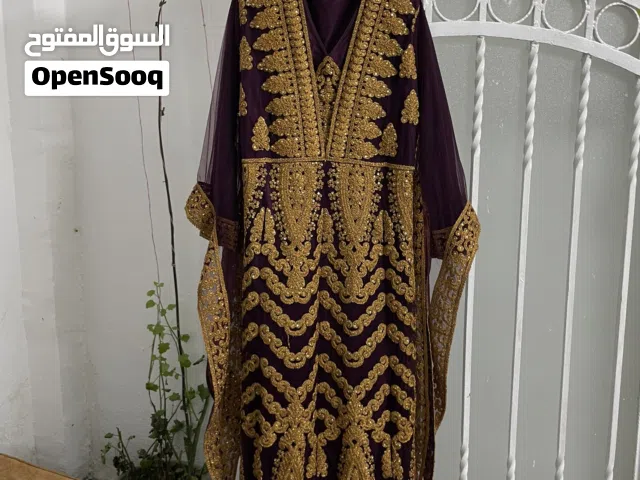 قفطان/فستان سهرة بنفسجي ملكي بتطريز ذهبي