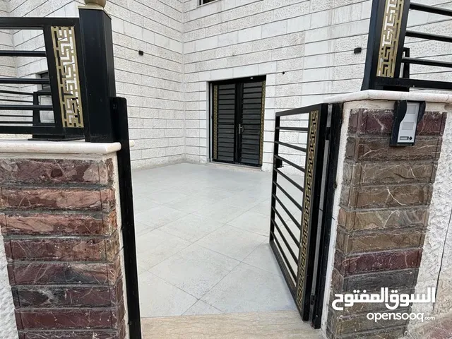 شقة شبه أرضية أمامية يسار مع ترس ومدخل مستقل للبيع في طبربور أبو عليا