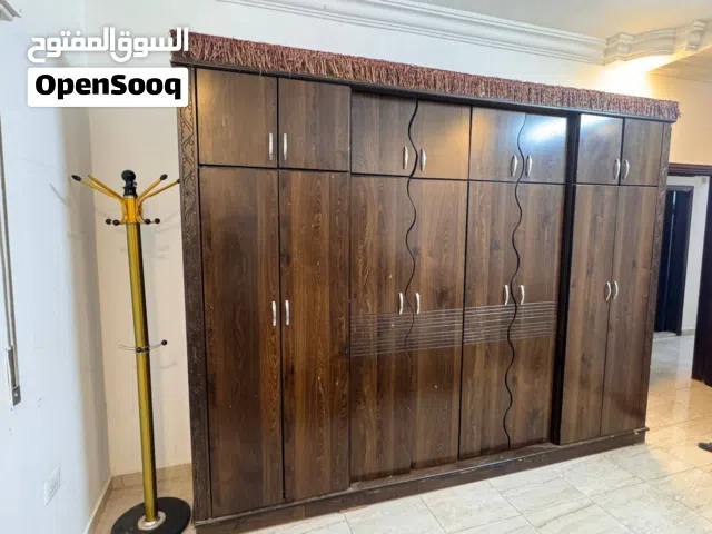 غرفة نوم خشب لاتيه مكونه من خزانة وتخت مجوز وراسيات عدد 2 بحالة ممتازة وسعر مغري 130