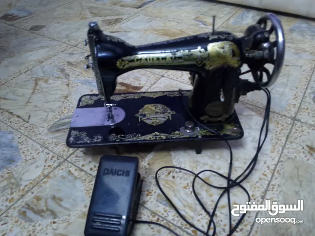 مكينة خياطة قديمة شغاله سعرها 65وبيها مجال
