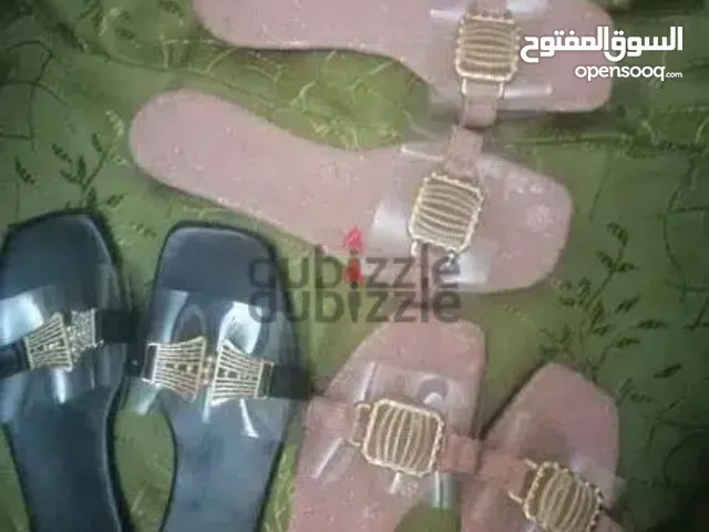 يوجد شباشب واحذية حريمي جديدة للبيع