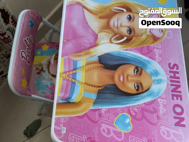 طاولة وكرسي باربي