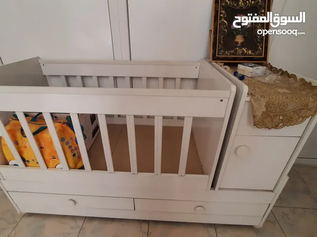 سرير طفل ابيض