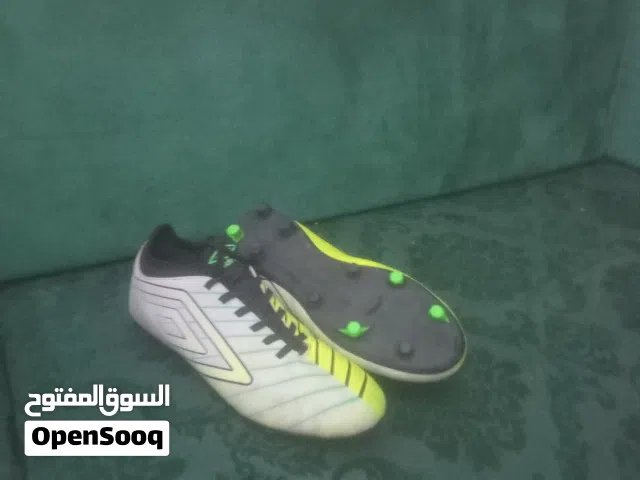 حذاء رياضي لكرة القدم