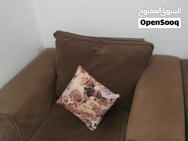 كنب لونه بني للبيع