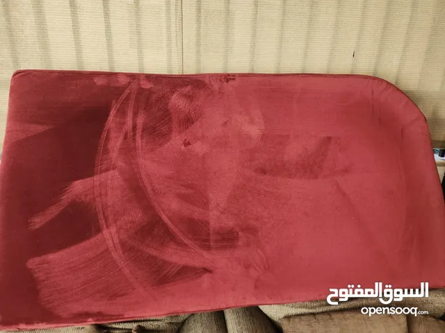 طقم كنب جلوس نوع زاوية يكون من قطعتين بلونين خمري وبيج