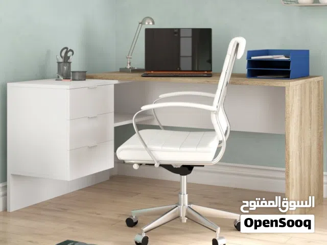طاولة للدراسة والكمبيوتر بتصميم مميز.